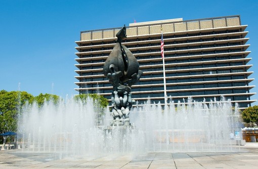 Peace on Earth di Jacques Lipchitz a Los Angeles, una delle famose statue che simboleggiano la pace nel mondo, davanti alle fontane del Music Center