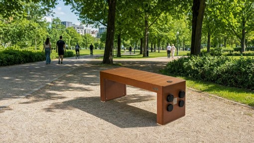 Da Cuneo la panchina che ricarica lo smartphone: Tecno World presenta la Smart Bench Technic