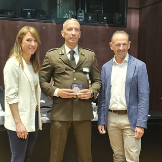 La premiazione dell'agente della polizia cantonale