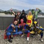 I supereroi acrobatici si calano del tetto dell'ospedale Del Ponte per portare un sorriso ai bambini ricoverati