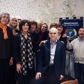 Giorgio Piazza (al centro) con le ragazze dell'83 e coach Petitpierre (a destra) in una recente reunion