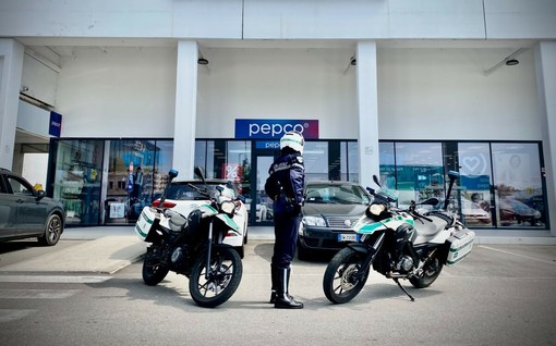 Raffica di furti nei negozi, blitz della polizia locale nella zona commerciale ex Mizar Raffica di furti nei negozi, blitz della polizia locale nella zona commerciale ex Mizar