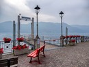 La panchina rossa dedicata a Desirè Zumia all'imbarcadero di Porto Valtravaglia (foto di Roberto Crepaldi)