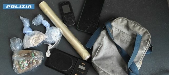 Il materiale sequestrato dalla polizia di Stato di Busto Arsizio Il materiale sequestrato dalla polizia di Stato di Busto Arsizio