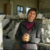 La scultrice varesina Paola Ravasio
