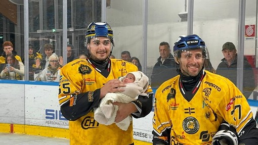 Alessio "Pizzo" Piroso, anima dei Mastini, mvp della serata al giro di pista finale con la piccola Sofia, due mesi di vita, cullata tra le braccia in mezzo a 900 applausi (Foto Galbiati) Alessio "Pizzo" Piroso, anima dei Mastini, mvp della serata al giro di pista finale con la piccola Sofia, due mesi di vita, cullata tra le braccia in mezzo a 900 applausi (Foto Galbiati)