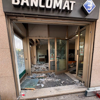 I danni ingenti alla filiale Bper di via Torino a Gallarate