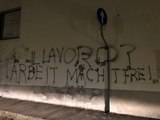 Scritte e simboli nazisti fuori dalla sede del Pd varesino. «Vigliacchi, incivili e vergognosi. Non ci intimidiscono»