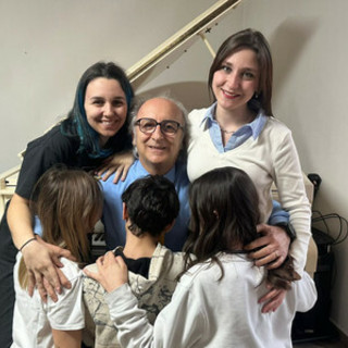 Il direttore dell'ufficio postale di via Pasubio a Varese Vincenzo Esposito con i suoi cinque figli