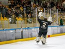 Rocco Perla applaudito dall'Acinque Ice Arena a fine gara, dopo la vittoria in amichevole dell'Aosta che in porta schiera l'ex portiere dei trionfi gialloneri (Fotografia Galbiati) Rocco Perla applaudito dall'Acinque Ice Arena a fine gara, dopo la vittoria in amichevole dell'Aosta che in porta schiera l'ex portiere dei trionfi gialloneri (Fotografia Galbiati)