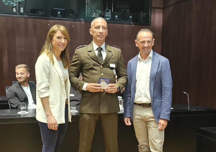 La premiazione dell'agente della polizia cantonale La premiazione dell'agente della polizia cantonale
