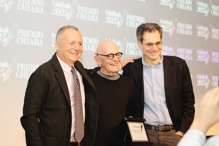 Da sinistra: Piero Colaprico, Andrej Longo (vincitore), Gabriele Pedullà - Credit: Giulia Bonina / Amici di Piero Chiara Da sinistra: Piero Colaprico, Andrej Longo (vincitore), Gabriele Pedullà - Credit: Giulia Bonina / Amici di Piero Chiara