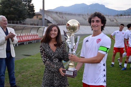 Martina, nipote del Peo, premia con il Trofeo Paolo Maccecchini il capitano della Juniores biancorossa
