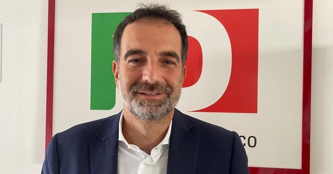 Alessandro Alfieri. Sotto, con la segretaria nazionale del Pd Elly Schlein e la segretaria provinciale di Varese Alice Bernardoni Alessandro Alfieri. Sotto, con la segretaria nazionale del Pd Elly Schlein e la segretaria provinciale di Varese Alice Bernardoni