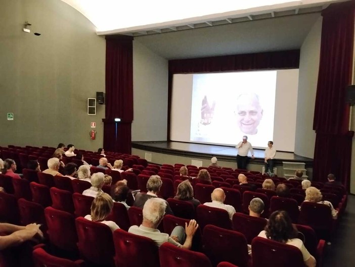 Il Papa dell’ascolto e della missione: al Lux, ritratto di Robert Francis Prevost da Chicago, anzi, da Chiclayo, Perù Il Papa dell’ascolto e della missione: al Lux, ritratto di Robert Francis Prevost da Chicago, anzi, da Chiclayo, Perù