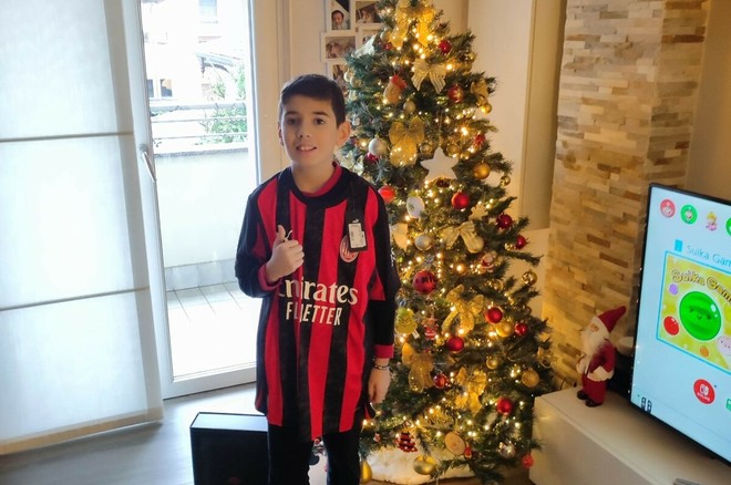 Riccardo, questa mattina, con la maglia di Pulisic Riccardo, questa mattina, con la maglia di Pulisic