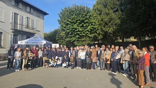 Le "Ruote della Storia" hanno attraversato la provincia di Varese con 45 auto d'epoca Le "Ruote della Storia" hanno attraversato la provincia di Varese con 45 auto d'epoca