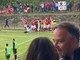 Antonio Rosati felice e, là dietro, il mucchio biancorosso che esulta sotto i tifosi giunti a Gozzano dopo il gol al 95' di Giulio Ebagua