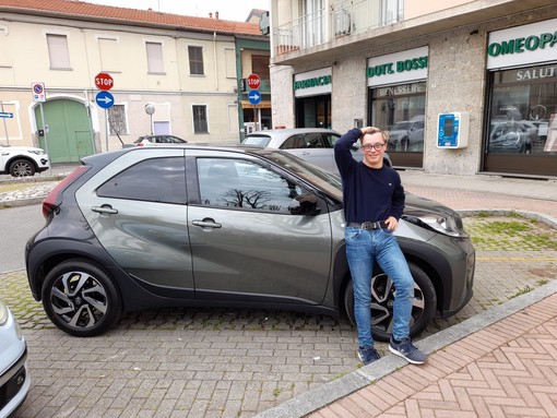 Riccardo Maino davanti alla sua nuova auto