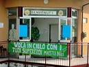 Lo striscione dedicato alla maestra Nika affisso all'ingresso della scuola di Ranco Lo striscione dedicato alla maestra Nika affisso all'ingresso della scuola di Ranco