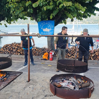 Una delle passate edizioni della castagnata della Pro Loco Ranco sulle rive del Lago Maggiore