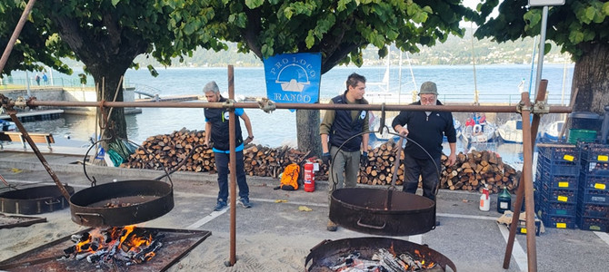 Una delle passate edizioni della castagnata della Pro Loco Ranco sulle rive del Lago Maggiore Una delle passate edizioni della castagnata della Pro Loco Ranco sulle rive del Lago Maggiore