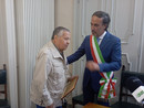 Il sindaco di Laveno conferisce la cittadinanza onoraria a Renato Pozzetto Il sindaco di Laveno conferisce la cittadinanza onoraria a Renato Pozzetto