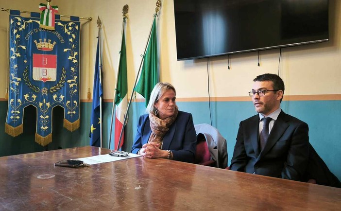 L'assessore Paola Reguzzoni e Andrea Mollica, dirigente amministrativo del Tribunale di Busto L'assessore Paola Reguzzoni e Andrea Mollica, dirigente amministrativo del Tribunale di Busto