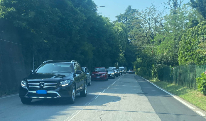 Lunga coda di auto in mattinata nel tratto di via Gasparotto che collega la rotonda dell'Esselunga a viale Borri