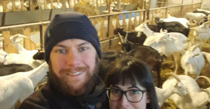 Riccardo Mocellin, la compagna Elisa e le loro capre d'allevamento