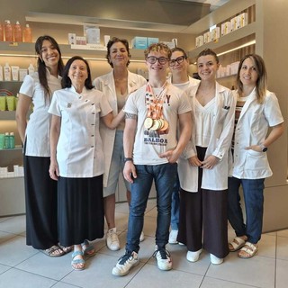 Tra medaglie e lavoro, Riccardo Maino, reduce dai mondiali di Sofia, nella farmacia Bossi