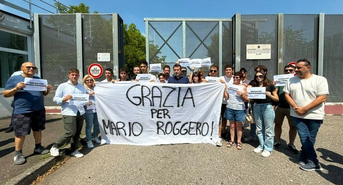 Roggero, Salvini dopo la visita in carcere: «È sereno e ci siamo abbracciati, sarei orgoglioso di poterlo candidare» Roggero, Salvini dopo la visita in carcere: «È sereno e ci siamo abbracciati, sarei orgoglioso di poterlo candidare»