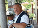 Renato Pozzetto in una foto del 2022 alla Locanda Pozzetto Renato Pozzetto in una foto del 2022 alla Locanda Pozzetto