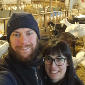 Riccardo Mocellin, la compagna Elisa e le loro capre d'allevamento