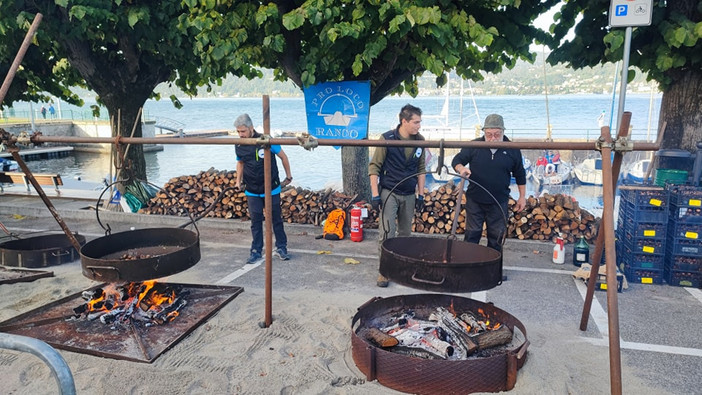 Una delle passate edizioni della castagnata della Pro Loco Ranco sulle rive del Lago Maggiore Una delle passate edizioni della castagnata della Pro Loco Ranco sulle rive del Lago Maggiore
