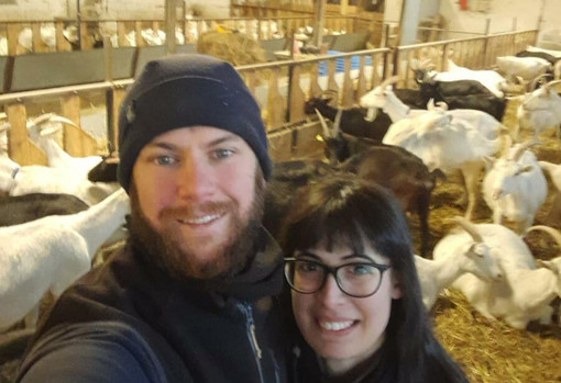 Riccardo Mocellin, la compagna Elisa e le loro capre d'allevamento