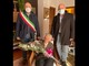 Nonna Angelina tra il sindaco Bellaria e il vicesindaco Aliprandini in una foto dalla pagina Facebook del Comune