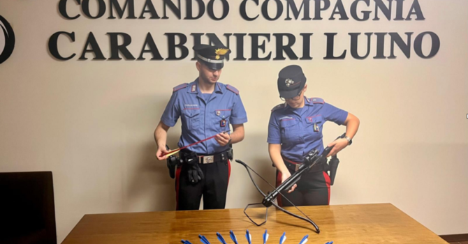 Violenta la compagna e picchia la cognata: arrestato. Nell'armadio i carabinieri gli trovano una balestra Violenta la compagna e picchia la cognata: arrestato. Nell'armadio i carabinieri gli trovano una balestra