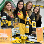 Il banchetto del merchandising dei Mastini gestito da Elena Parascenzo dell'Arcobaleno di Nichi, terza da sinistra