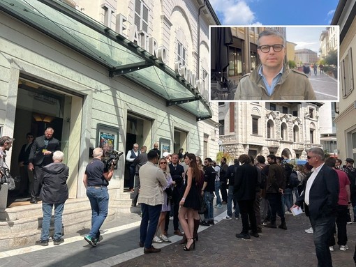 Il teatro Condominio Vittorio Gassman il giorno del summit. Nel riquadro il sindaco, Andrea Cassani