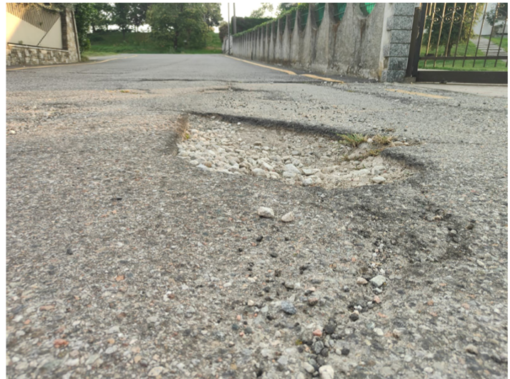 Una buca di via Matteotti a Malgesso