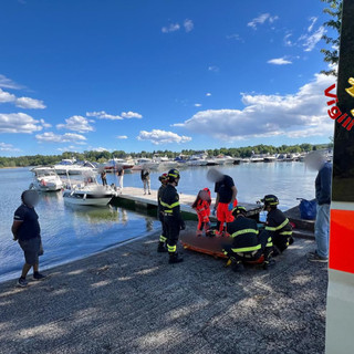 Le operazione di soccorso del 68enne che si è infortunato nel cantiere nautico di Sesto Calende Le operazione di soccorso del 68enne che si è infortunato nel cantiere nautico di Sesto Calende