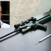Nella foto il Segretario Gen.Siulp Paolo MACCHI ed il fucile per teleanestesia veterinaria