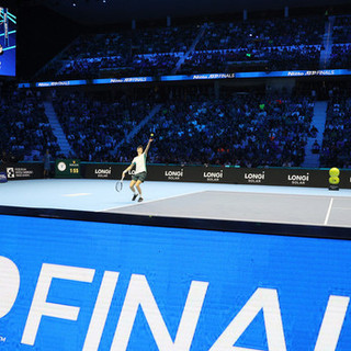 Sinner scrive la storia del tennis italiano: batte Medvedev e vola in finale alle Atp Finals