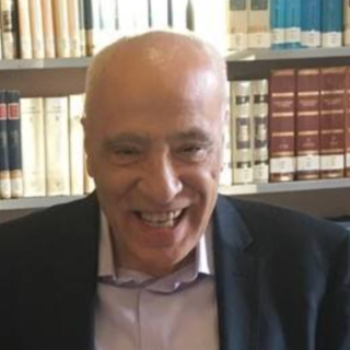 L'ultimo saluto a Pietro Macchione venerdì mattina in San Vittore. Starà girando il cielo con la macchina piena di libri