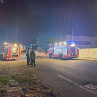 Nube di fumo nella notte nell’area industriale di via Grieg a Saronno: sul posto diverse squadre di vigili del fuoco