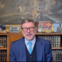 Un frame del videomessaggio del ministro Giorgetti dedicato alla "sua" scuola primaria Pascoli di Cazzago Brabbia