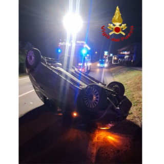 L'auto che si è ribaltata a Brebbia questa notte in via Della Vignetta
