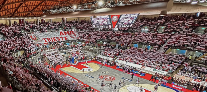 Il palazzetto di Trieste stracolmo di persone (foto pagina FB Curva Nord Trieste)