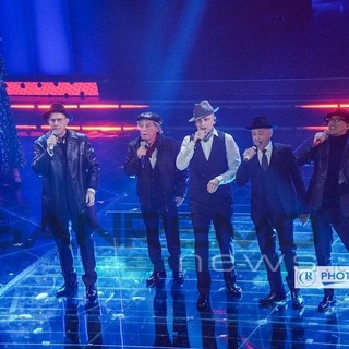 L'esibizione di J-Ax con Cochi, Paolo Rossi, Paolo Jannacci, Ale e Franz sul palco dell'Ariston (foto da Sanremonews.it)